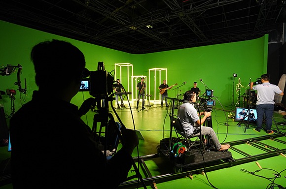Xưởng Phim Én Bạc - ĐH Duy Tân - Nơi khởi đầu cho ý tưởng làm phim - xưởng phim là nơi tham quan, học tập, tìm hiểu công nghệ làm phim cho sinh viên các ngành Thiết kế Đồ họa, Truyền thông Đa phương tiện,… của trường.